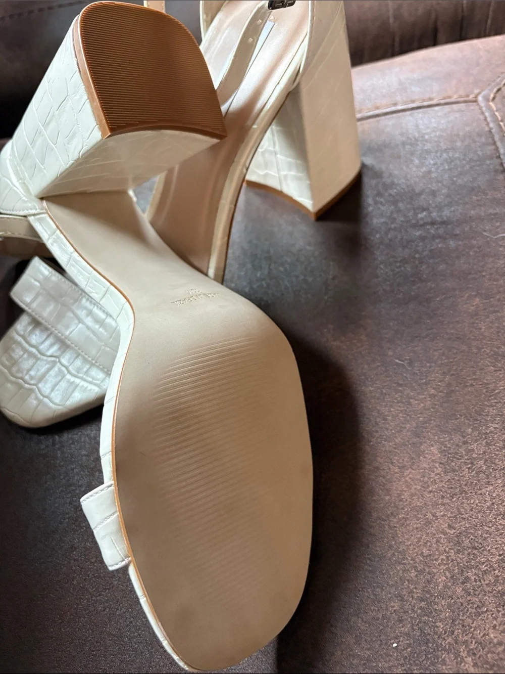 Steve Madden Croc-Embossed Cream Block Heel Sandals new size 10 - Picture 2 of 3